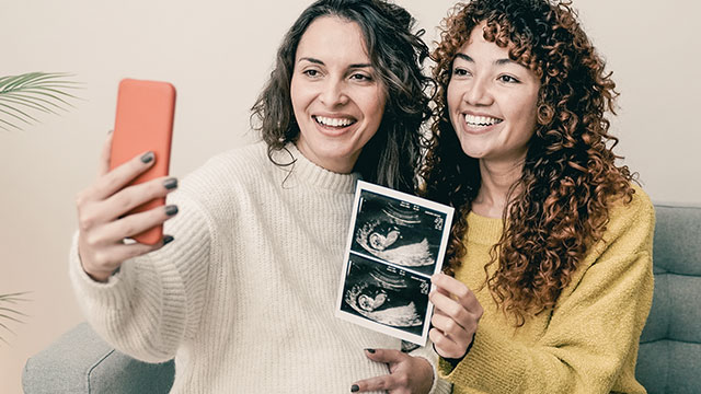 Zwei frauen ultraschallbild selfie 02